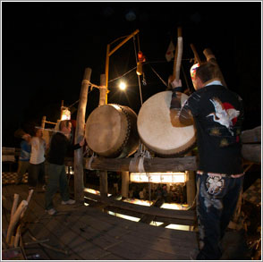 船附八幡神社例祭で太鼓をたたいている画像